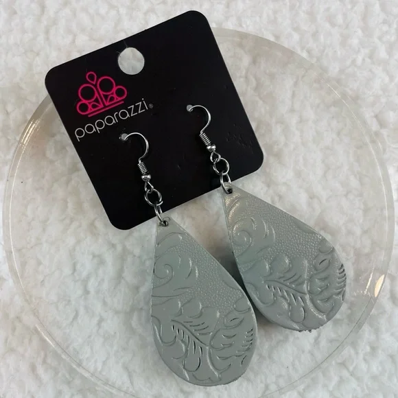 (NWT) PAPARAZZI • Grey/Silver Embossed Paisley Teardrop Earrings - Picture 3 of 9